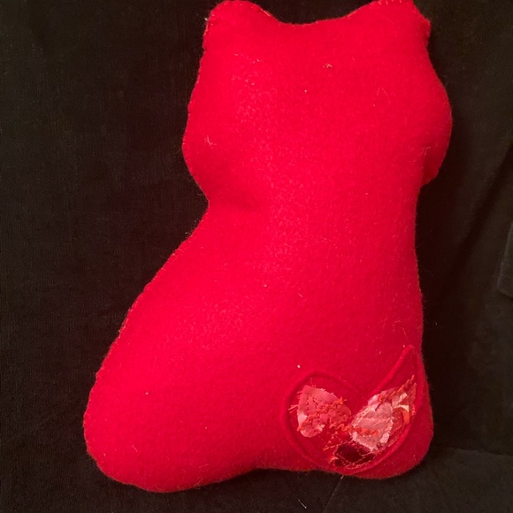 Valentine's Day cat pillow. Hand stitched with vintage fabrics and button. - Picture 3 of 3